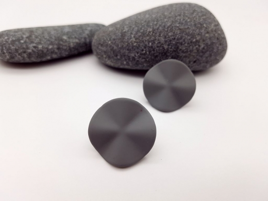 Runde Falten Ohrstecker grau